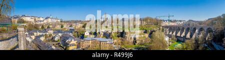 Vista panoramica del famoso centro storico di con Alzette fiume su una bella giornata di sole con cielo azzurro in primavera, Lussemburgo Foto Stock