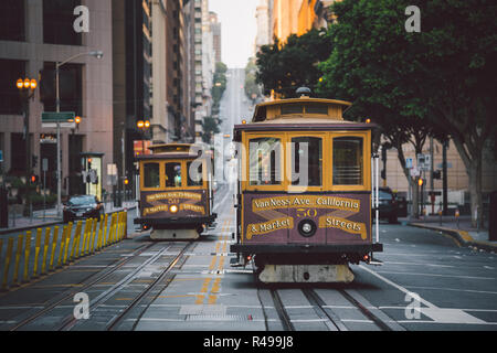 Storico Tram di San Francisco sulla famosa California Street al tramonto con retro vintage stile Instagram effetti filtro, CALIFORNIA, STATI UNITI D'AMERICA Foto Stock