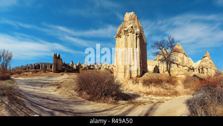 Le formazioni rocciose note come Camini di Fata in Love Valley vicino a Goreme nella regione della Cappadocia della Turchia. Foto Stock