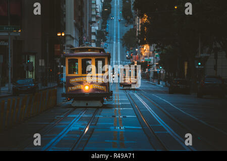 Magico crepuscolo Visualizza storico di Funivie equitazione sulla famosa California Street all'alba prima dell'alba, San Francisco, California, Stati Uniti d'America Foto Stock