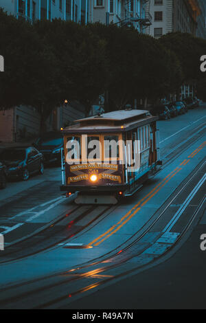 Magico crepuscolo fine della storica Funivia equitazione sulla famosa California Street all'alba prima dell'alba, San Francisco, California, Stati Uniti d'America Foto Stock