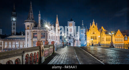 Vista panoramica del centro storico della città di Gand illuminata nella splendida post tramonto crepuscolo durante ore Blu al tramonto, Gand, Fiandre orientali, Belg Foto Stock