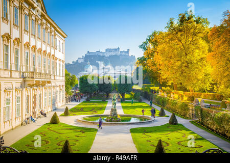 Visualizzazione classica dei famosi giardini Mirabell con la sua storica fortezza di Hohensalzburg in background in una giornata di sole in Salzburg, Austria Foto Stock