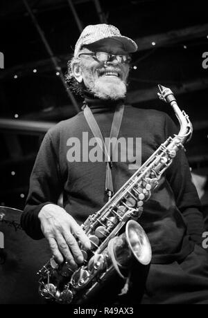 Il sassofonista jazz Marshall Allen effettuando al nascondiglio in Chicago, Illinois, nel 2011. Foto Stock