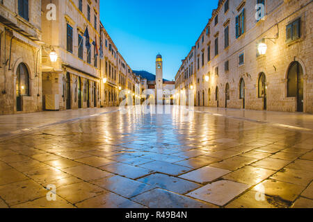 Classic vista panoramica del famoso Stradun, la strada principale della città vecchia di Dubrovnik, in una bella mattina twilight prima del sorgere del sole all'alba, Croazia Foto Stock