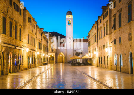 Classic vista panoramica del famoso Stradun, la strada principale della città vecchia di Dubrovnik, in una bella mattina twilight prima del sorgere del sole all'alba, Croazia Foto Stock