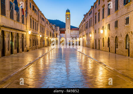 Classic vista panoramica del famoso Stradun, la strada principale della città vecchia di Dubrovnik, in una bella mattina twilight prima del sorgere del sole all'alba, Croazia Foto Stock