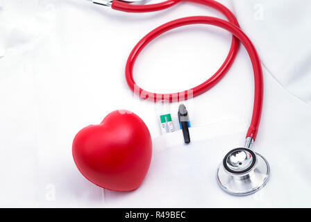 Kitteltasche mit Stethoskop und rotem Herz Foto Stock