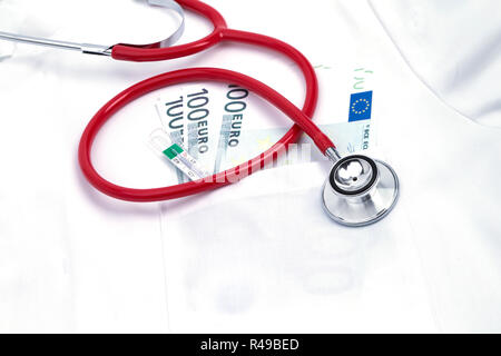 Kitteltasche mit Stethoskop und rotem Herz Foto Stock