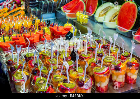 Vasi di frutta e succhi di frutta al Mercato di Boqueria a Barcellona Foto Stock