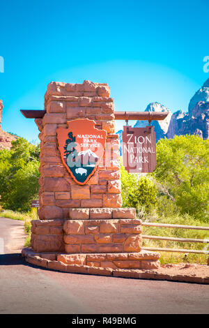 Parco Nazionale di Zion ingresso monumento segno su una bella giornata di sole con cielo blu in estate, Utah, Stati Uniti d'America Foto Stock