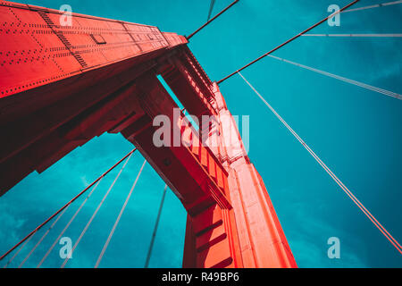 Splendido angolo basso vista del famoso Ponte Golden Gate con cielo blu e nuvole in una giornata di sole in estate con retro vintage filtro, San Francisco, Stati Uniti d'America Foto Stock