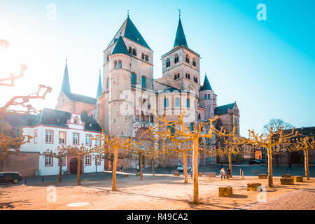 Bellissima vista del famoso Trierer Dom (alta Cattedrale di Treviri) nella bella golden. La luce del mattino in estate, Trier, Germania Foto Stock