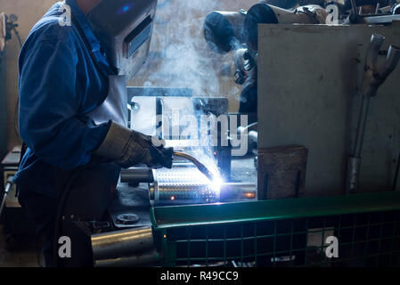 Close-up di un lavoratore che indossa un completo equipaggiamento protettivo Foto Stock