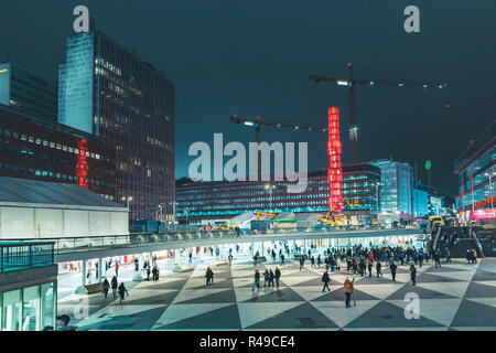 Vista panoramica del famoso Sergels Torg piazza di sera, centrale a Stoccolma, Svezia e Scandinavia Foto Stock