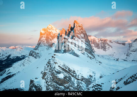 Visualizzazione classica del famoso Seceda picchi di montagna nelle Dolomiti illuminate in bella luce della sera al tramonto in inverno, Alto Adige, Italia Foto Stock