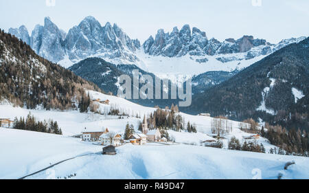 Classic vista panoramica del famoso Dolomiti picchi di montagna con lo storico villaggio di Val di Funes su New Scenic 5 posti al giorno in inverno, Alto Adige, Italia Foto Stock