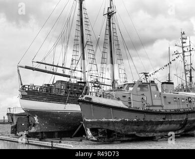 Collassamento vecchie barche a vela presso il dock, close-up Foto Stock
