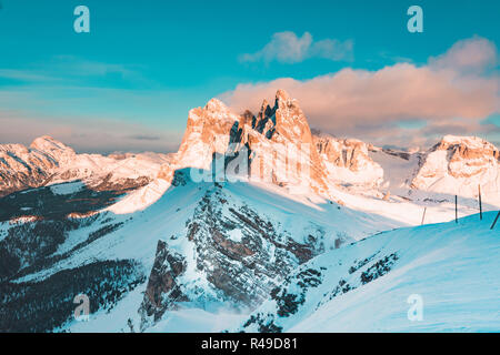 Visualizzazione classica del famoso Seceda picchi di montagna nelle Dolomiti illuminate in bella luce della sera al tramonto in inverno, Alto Adige, Italia Foto Stock