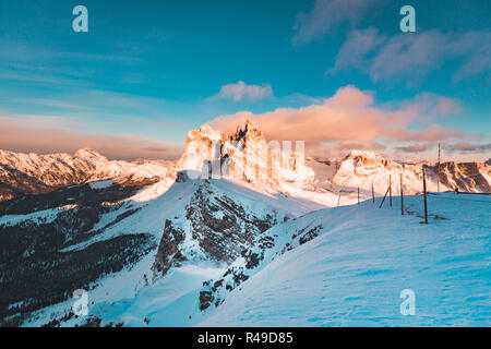 Visualizzazione classica del famoso Seceda picchi di montagna nelle Dolomiti illuminate in bella luce della sera al tramonto in inverno, Alto Adige, Italia Foto Stock