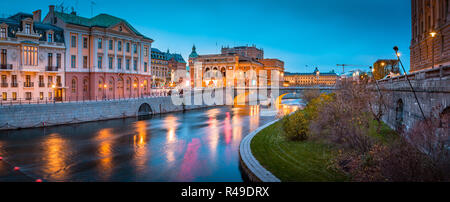 Bellissima vista del centro di Stoccolma con il famoso Royal Swedish Opera (Kungliga Operan) illuminata al crepuscolo, Svezia e Scandinavia Foto Stock