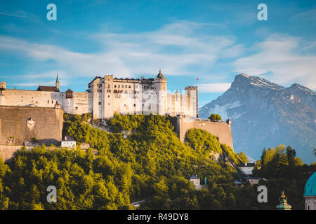 Classic vista panoramica della famosa Fortezza di Hohensalzburg in una giornata di sole con cielo blu al tramonto in estate, Salisburgo, Austria Foto Stock