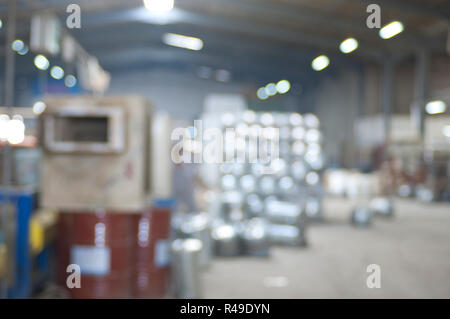 Abstract industriale sfocata l'immagine di sfondo di un acqua-riscaldatori di acciaio interno di fabbrica Foto Stock