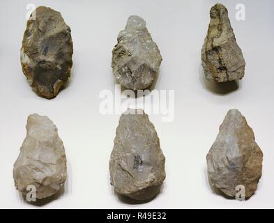 Gli assi a mano. La pietra focaia. Materiale acheuleano. Il paleolitico. Torralba (provincia di Soria Castiglia e Leon). Museo Archeologico Nazionale. Madrid. Spagna. Foto Stock