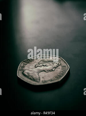 British coin cinquanta pence 1979, modello circolare di corone, Queen Elizabeth II giovane capo a destra. Cinquanta pence. Foto Stock