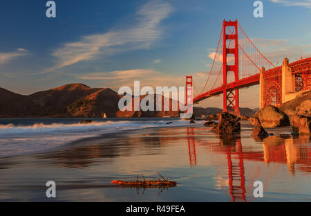 Famoso Golden Gate Bridge vista dal nascosto e appartato rocky Marshall's spiaggia al tramonto a San Francisco, California Foto Stock