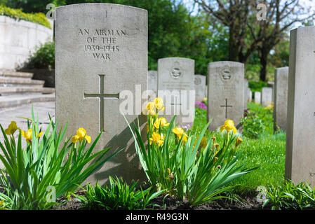 Guerra britannico grave, vista di un ben curato lapide di uno sconosciuto Allied airman morto nel WW2, Poznan (Posen) Garrison cimitero, Polonia. Foto Stock