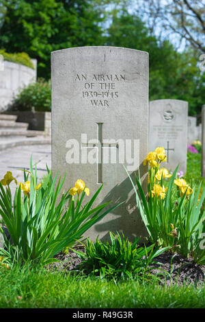 British Commonwealth War grave, vista di un ben curato lapide di uno sconosciuto Allied airman morto nel WW2, Poznan (Posen) Garrison cimitero, Polonia. Foto Stock