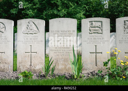 British Commonwealth War grave, lapidi marcatura le tombe di noti e ignoti soldati britannici nel cimitero di guarnigione a Poznan (Posen), Polonia Foto Stock