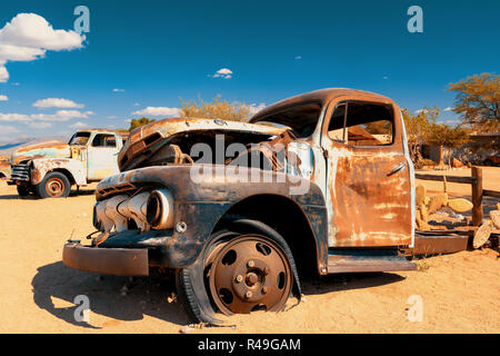 Automobili abbandonate in solitario, piccolo insediamento nella regione di Khomas della Namibia centrale vicino il Namib-Naukluft National Park. Africa Foto Stock