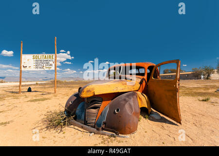 Automobili abbandonate in solitario, piccolo insediamento nella regione di Khomas della Namibia centrale vicino il Namib-Naukluft National Park. Africa Foto Stock