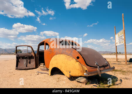 Automobili abbandonate in solitario, piccolo insediamento nella regione di Khomas della Namibia centrale vicino il Namib-Naukluft National Park. Africa Foto Stock