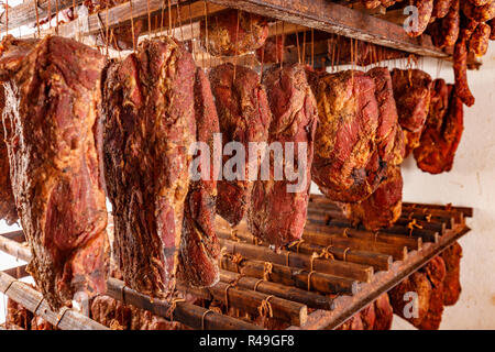 Affumicato di carne di maiale in una fabbrica di storage Foto Stock