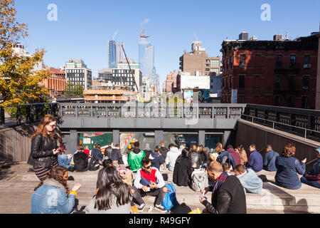 Seduto area di visualizzazione,10th Avenue Square, High Line Park, Chelsea, New York City, NY, Stati Uniti d'America. Foto Stock
