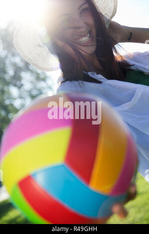 Giovane ragazza divertirsi in un parco Foto Stock