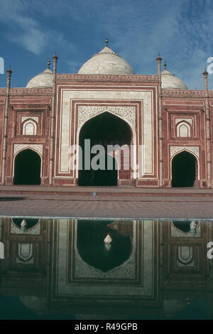 La moschea di Fatehpuri, Taj Mahal Porta Occidentale, Agra, Uttar Pradesh, India, Asia Foto Stock