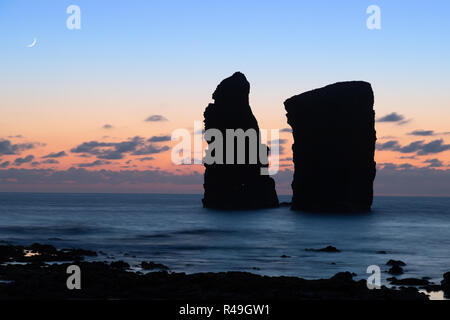 Silhouette di due insolite a forma di rocce vulcaniche situato alla spiaggia di Mosteiros (praia Mosteiros), isola Sao Miguel, Azzorre, Portogallo Foto Stock