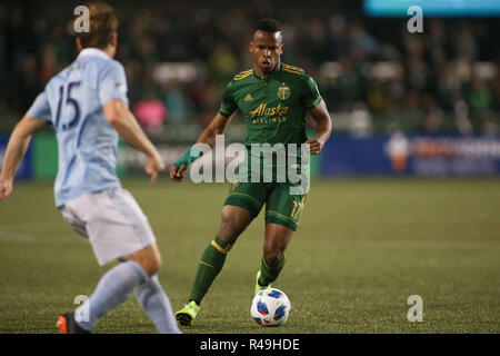 Portland, Oregon, Stati Uniti d'America. Portland, OR, Stati Uniti d'America. 25 Nov, 2018. I legnami di Portland in avanti Jeremy Ebobisse (17) porta la palla in campo durante una partita tra Sporting KC e i legnami da Portland a Providence Park a Portland, O. Sean marrone/CSM/Alamy Live News Credito: Cal Sport Media/Alamy Live News Foto Stock