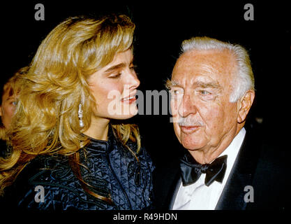 L'attrice BROOKE SHIELDS, sinistra e ex CBS Evening News anchor Walter Cronkite, destra arrivare per la American Film Institute (AFI) di Gala in Washington, DC il 26 settembre 1989. Credito: Ron Sachs/CNP | Utilizzo di tutto il mondo Foto Stock