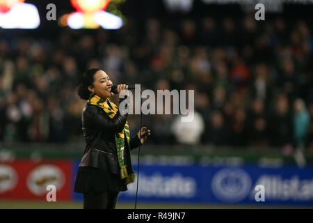 Portland, Oregon, Stati Uniti d'America. 25 novembre 2018: Kyra Smith canta l'inno nazionale prima di una partita tra Sporting KC e i legnami da Portland a Providence Park a Portland, O. Sporting KC e i blocchi di legno legato 0-0 nella prima manche di MLS Western Conference finali. Sean marrone/CSM Credito: Cal Sport Media/Alamy Live News Foto Stock