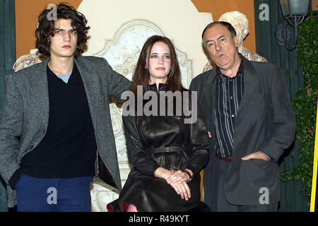 File di foto. L'Italia. Roma, Italia. 07 ott 2003. © COSIMA SCAVOLINI/LAPRESSE 07-10-2003 ROMA SPETTACOLO PRESENTAZIONE DEL FILM "The Dreamers' NELLA IL REGISTA BERNARDO BERTOLUCCI CON GLI ATTORI LOUIS GARREL E EVA GREEN regista italiano Bernardo Bertolucci muore di età compresa tra i 77, Italia. Credito: LaPresse/Alamy Live News Foto Stock