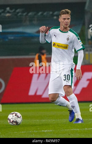 25.11.2018, Borussia Park, Borussia Monchengladbach, GER, 1. FBL, Borussia Monchengladbach Vs. Hannover 96, DFL regolamenti vietano qualsiasi uso di fotografie come sequenze di immagini e/o quasi-video dell'immagine/foto mostra: Nico Elvedi (Gladbach # 30), azione unica, corpo pieno, foto © nordphoto/Meuter | Utilizzo di tutto il mondo Foto Stock