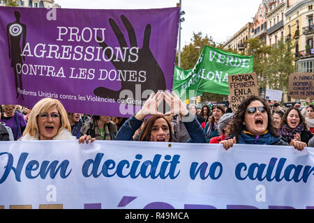 La donna vede gridando slogan durante la dimostrazione. Migliaia di persone sono scese in piazza a Barcellona in occasione della Giornata Internazionale per lâ eliminazione della violenza contro le donne. Foto Stock