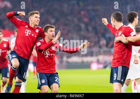 Monaco di Baviera, Deutschland. 24 Novembre, 2018. 24.11.2018, Allianz Arena, Muenchen, GER, 1.FBL, FC Bayern Munich Vs. Thomas Muller (FCB # 25) con la Leon Goretzka (FCB # 18) e Robert Lewandowski (FCB.) sono i soli giocatori nella partita # 9) Foto © nordphoto/Straubmeier | Utilizzo di credito in tutto il mondo: dpa/Alamy Live News Foto Stock