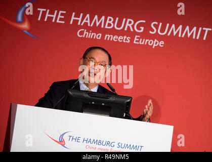 Amburgo, Germania. 26 Nov, 2018. Victor L.L. Chu, testa del primo investimento orientale Gruppo in Hong Kong, parla alla conferenza "Il Vertice di Amburgo - Cina incontra l'Europa" alla Camera di Commercio di Amburgo. L'interdipendenza economica globale è uno dei temi principali della conferenza che si sta svolgendo per l'ottava volta in Camera di Commercio. Credito: Christian Charisius/dpa/Alamy Live News Foto Stock