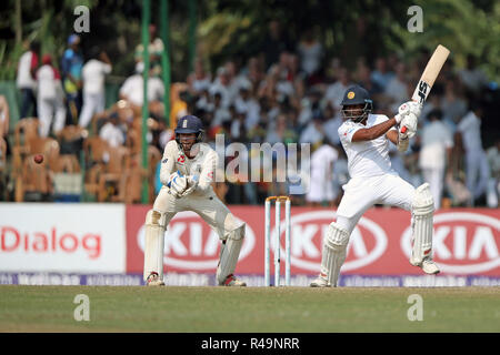 Colombo, Sri Lanka. 26 novembre 2018, Sinhalese Sports Club Massa, Colombo, Sri Lanka; internazionale di Test Cricket, terza prova, Day 4, Sri Lanka contro l'Inghilterra; Dilruwan Perera urta contro una sfera come Ben Foakes guarda sul credito: Azione Plus immagini di sport/Alamy Live News Foto Stock